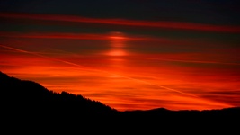 Sonnensäule in den Cirruswolken knapp vor Sonnenaufgang