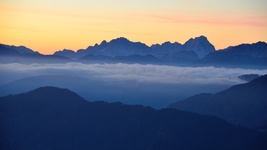 Felsberge und Nebel in der Morgendämmerung