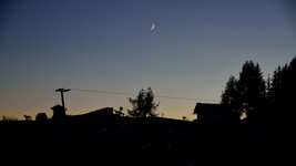 Mond über Schilift-Bergstation