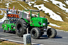 WM_Traktor_mit_Wohnwagen 3