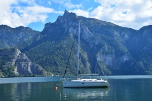 Bavaria-Yacht mit Erlakogel im Hintergrund