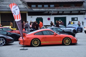 Sportwagen auf dem Parkplatz der Postalm